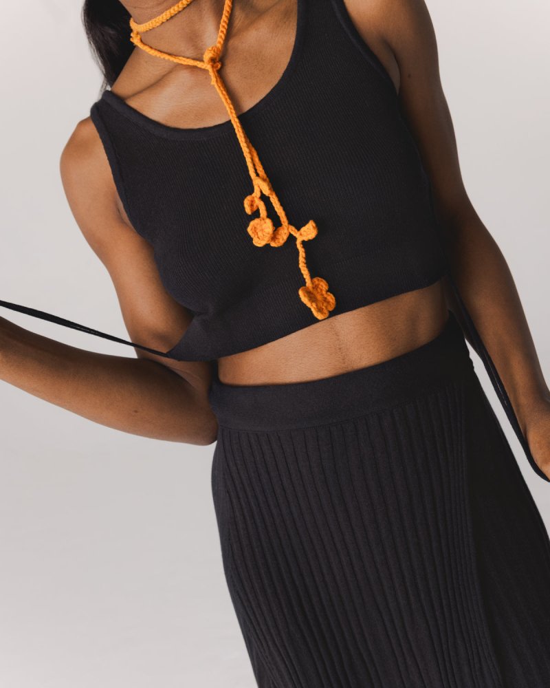 Drebulė: Black Cotton Crop Top
